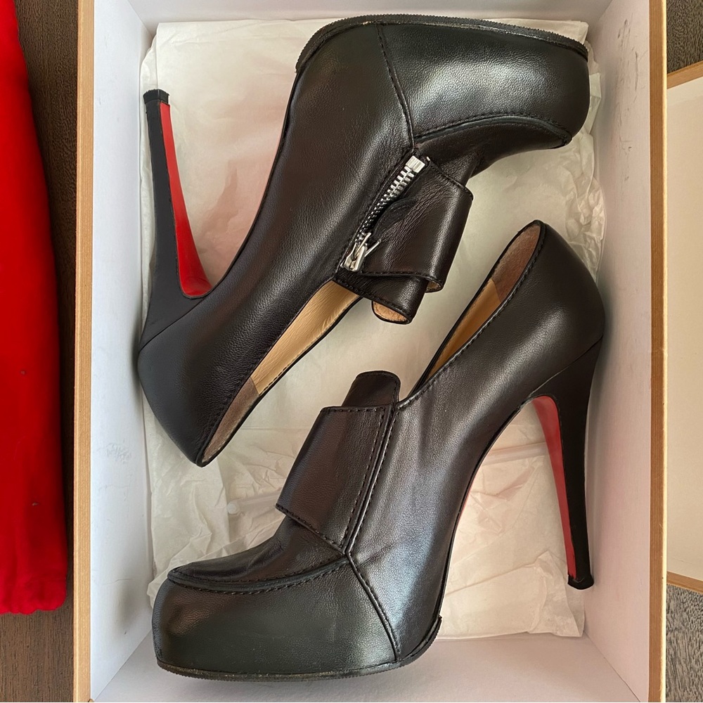 AUTHENTIC Louboutin Luboutin black bootie with zipper